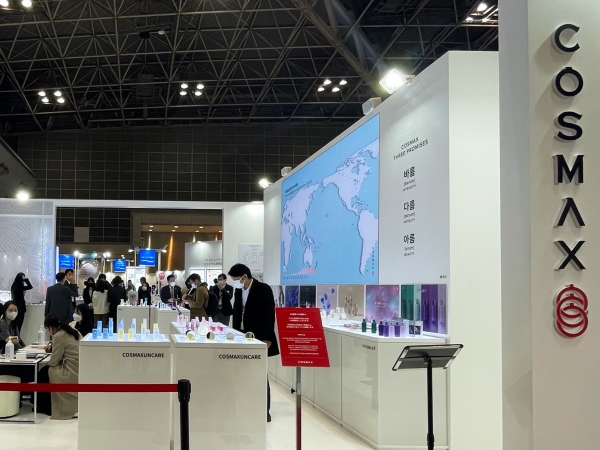 일본 도쿄에서 열린 ‘코스메위크 도쿄 2023’에 마련한 코스맥스 부스를 업계 관계자들이 살펴보고 있다. 사진=코스맥스