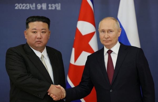 김정은 북한 국무위원장(왼쪽)과 블라디미르 푸틴 러시아 대통령이 13일(현지시간) 러시아 아무르주 보스토치니 우주기지에서 회담을 열고 악수하고 있다. 사진=연합뉴스