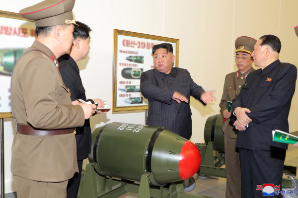김정은 북한 국무위원장이 북한군의 전술핵탄두를 시찰하고 있다. 사진=연합뉴스