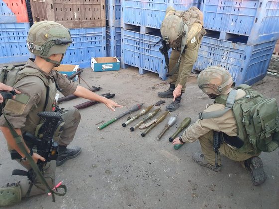 이스라엘군(IDF)은 하마스로부터 압수한 무기들을 지난 11일 홈페이지에 공개했다. 왼쪽 장병이 손가락으로 가리키는 무기는 북한제 F-7 로켓추진유탄(RPG) 발사기로 추정된다. IDF 홈페이지 캡처=연합뉴스