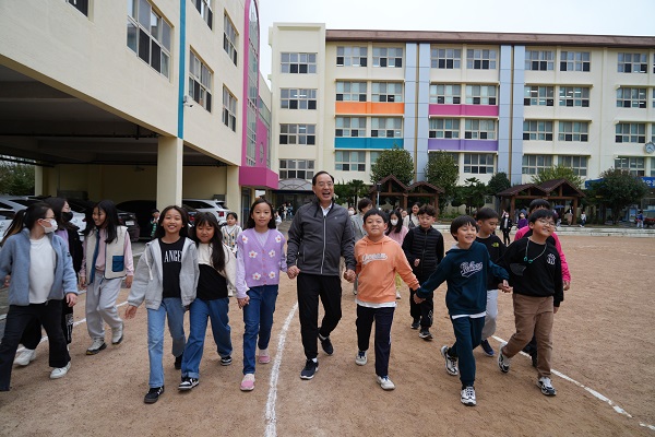 하윤수 부산교육감과 연서초등학교 학생들이 아침체인지 활동을 펼치고 있다. 사진=부산시교육청