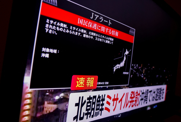 일본 정부가 북한에서 미사일이 발사됐다며 오키나와현 주민들은 실내에서 대피해야 한다는 긴급경보를 오키나와 남부현 주민들에게 발령한 뒤 TV 화면에 'J-alert'라는 경고 메시지가 표시되고 있다. 사진=로이터/연합뉴스