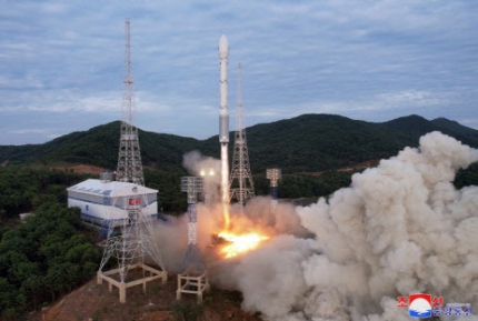 북한이 지난 1일 공개한 첫 군사정찰위성 '만리경 1호'를 실은 위성운반로켓 천리마 1형'의 발사 장면. 조선중앙통신=연합뉴스