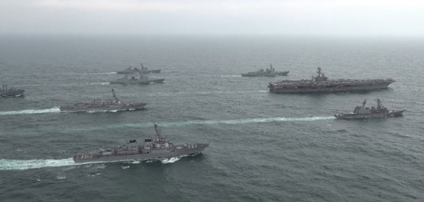 한미 해군과 일본 해상자위대 함정이 지난 4월 제주남방 공해상에서 해상훈련을 하고 있다. 사진=연합뉴스