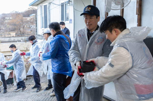 지난 28일 함진규 한국도로공사 사장과 임직원들이 연탄 나눔 봉사활동을 하고 있다. 사진=도로공사 제공