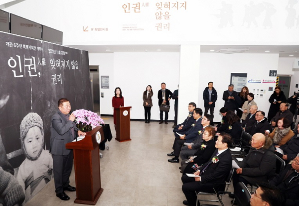 김경일 파주시장은, 국립6.25전쟁납북자기념관 특별전시 개막식에 참석 인사말을 하고 있다