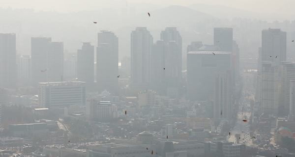 오는 9일 미세먼지가 짙을 것으로 보인다. 사진은 8일 오후 서울 남산에서 바라본 도심. 사진=연합뉴스