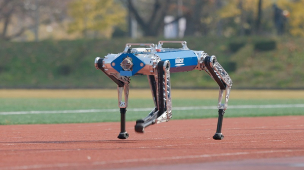 육상 트랙 위 달리는 KAIST 사족 보행 로봇 '하운드'. 사진=KAIST 제공