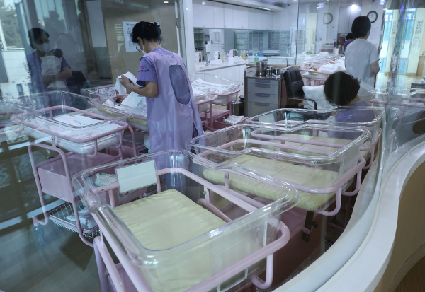 지난달 26일 서울의 한 공공산후조리원 신생아실에 일부 요람이 비어 있다.
