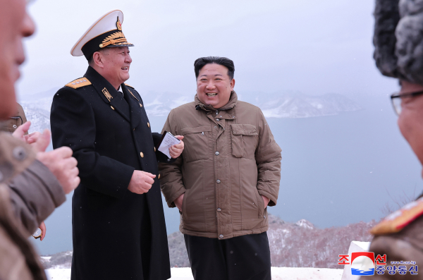 김정은 북한 국무위원장이 지난 28일 잠수함발사순항미사일(SLCM) 시험발사를 지도하고 핵잠수함 건조 사업을 둘러봤다고 조선중앙통신이 29일 밝혔다. 사진=연합뉴스