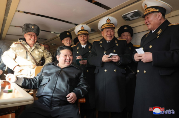 조선중앙통신은 김정은 국무위원장이 지난 14일 새로 개발한 지상대해상 미사일 시험발사를 지도했다고 15일 보도했다. 사진=연합뉴스