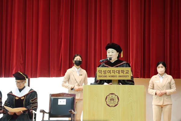 지난 2023년 덕성여대 서울캠퍼스에서 열린 2022학년도 전기 학위수여식에서 김건희 총장(오른쪽 두 번째)이 훈사를 하고 있는 모습. 사진=덕성여자대학교 제공