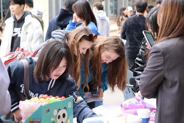 지난 6일 명지대 서울캠퍼스에서 열린 인문캠퍼스 동아리 박람회에 참석한 학생들이 부스를 살피고 있다. 사진=명지대학교 제공