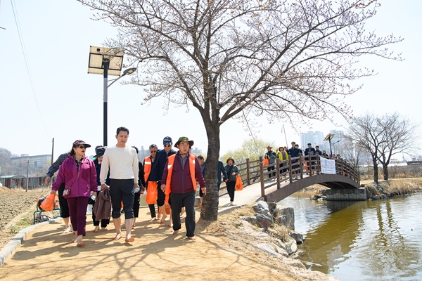 지산샛강 매발 걷기 대회에 참가한 김장호 구미시장(상의 흰색)