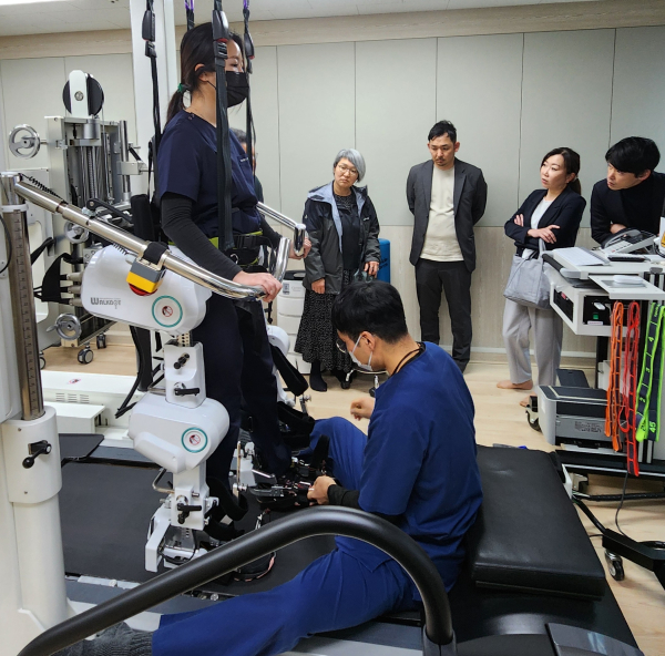 일본 야마나시 현립대학 방문단이 부천시 지역사회 통합돌봄 시스템이 <br>실제로 운영되는 현장을 방문해 스마트돌봄 서비스를 살펴보고 있다
