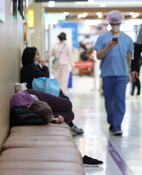 전공의 집단행동이 이어지고 있는 29일 대구 한 대학병원에 환자가 진료를 기다리며 누워 있다. 사진=연합뉴스
